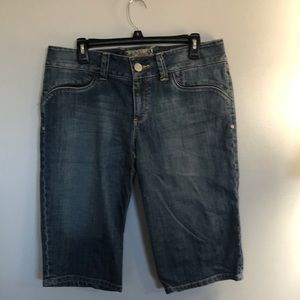 American Rag denim capris, EUC condition,size 11.